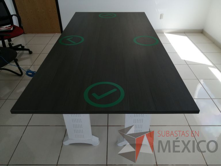Lote 011 - Mesa de sala de juntas para 6 personas con base metálica color blanco y cubierta color gris - Imagen 5