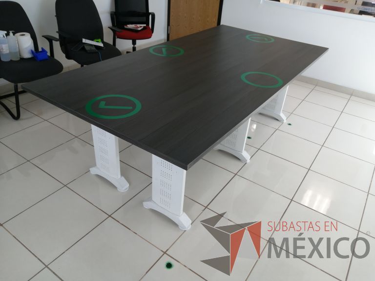 Lote 011 - Mesa de sala de juntas para 6 personas con base metálica color blanco y cubierta color gris - Imagen 6