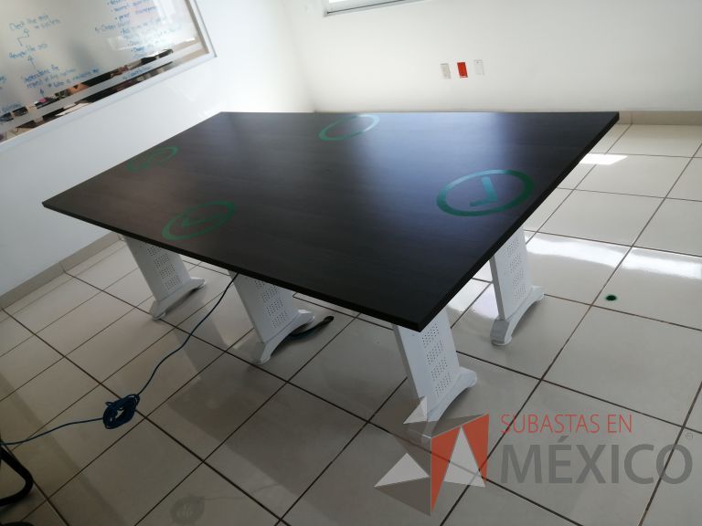 Lote 011 - Mesa de sala de juntas para 6 personas con base metálica color blanco y cubierta color gris - Imagen 7