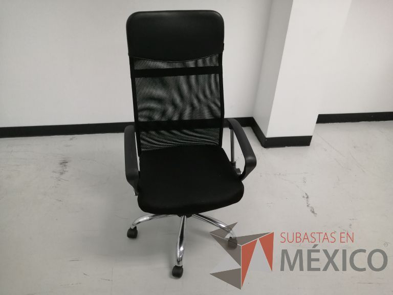 Lote 041 - Silla operativa con ruedas, descansabrazos, asiento en tela color negro y respaldo en malla color negro