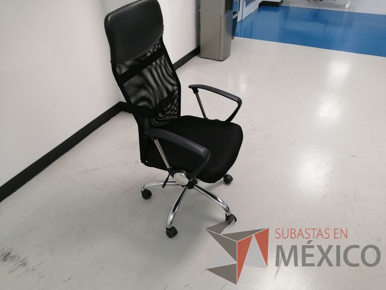 Lote 041 - Silla operativa con ruedas, descansabrazos, asiento en tela color negro y respaldo en malla color negro - Imagen 2