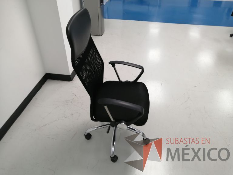 Lote 041 - Silla operativa con ruedas, descansabrazos, asiento en tela color negro y respaldo en malla color negro - Imagen 3