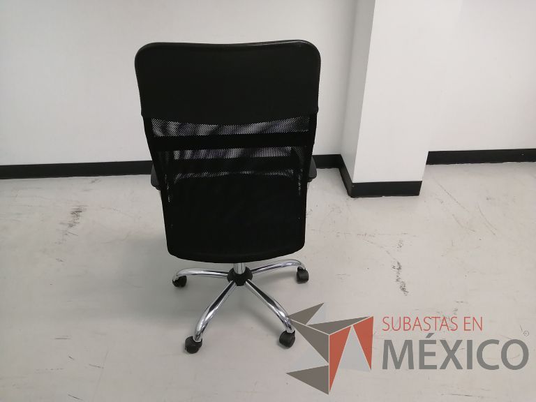 Lote 041 - Silla operativa con ruedas, descansabrazos, asiento en tela color negro y respaldo en malla color negro - Imagen 4