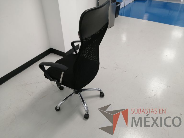 Lote 041 - Silla operativa con ruedas, descansabrazos, asiento en tela color negro y respaldo en malla color negro - Imagen 5
