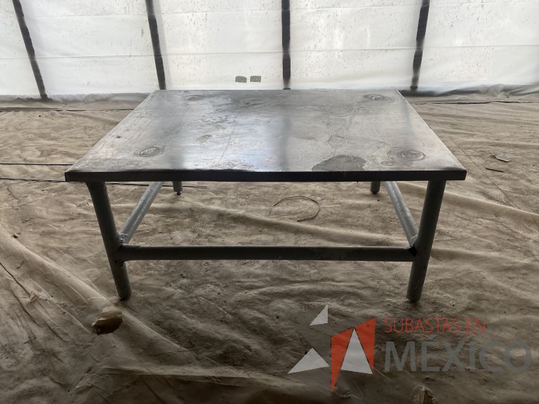 Lote 018 - 2 Mesas de apoyo con base metálica y cubierta de acero