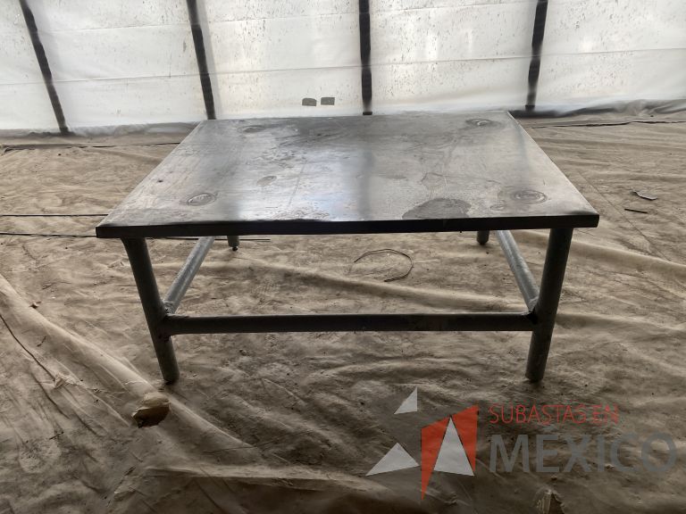 Lote 018 - 2 Mesas de apoyo con base metálica y cubierta de acero - Imagen 3