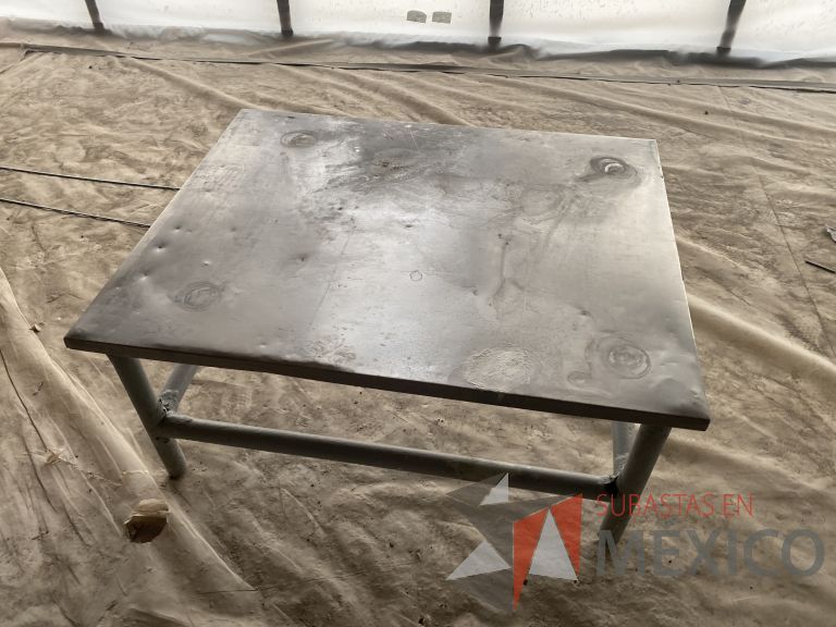Lote 018 - 2 Mesas de apoyo con base metálica y cubierta de acero - Imagen 4