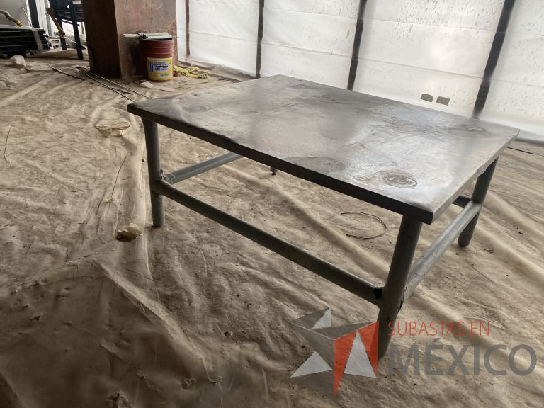 Lote 018 - 2 Mesas de apoyo con base metálica y cubierta de acero - Imagen 5