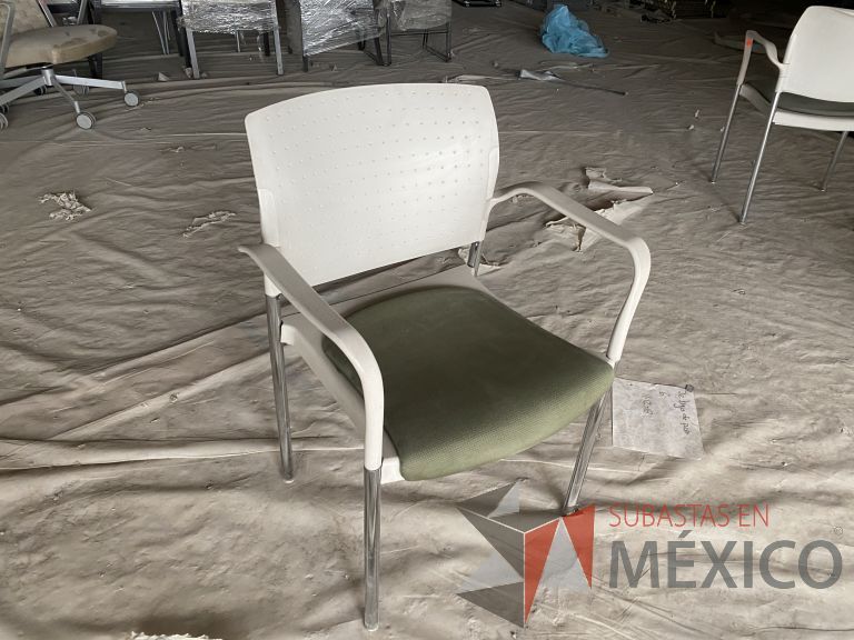 Lote 020 - 2 Sillas de visita con 4 patas metálicas, asiento color verde y respaldo liso