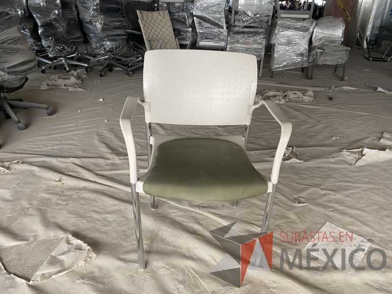 Lote 020 - 2 Sillas de visita con 4 patas metálicas, asiento color verde y respaldo liso - Imagen 2