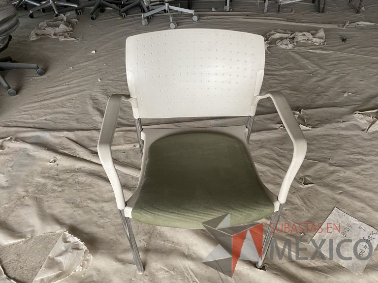 Lote 020 - 2 Sillas de visita con 4 patas metálicas, asiento color verde y respaldo liso - Imagen 3