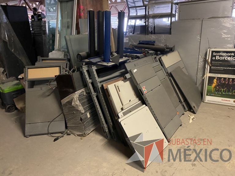 Lote 023 - 200 Accesorios para estación (mamparas, herraje y cubiertas de diferentes tamaños) - Imagen 3