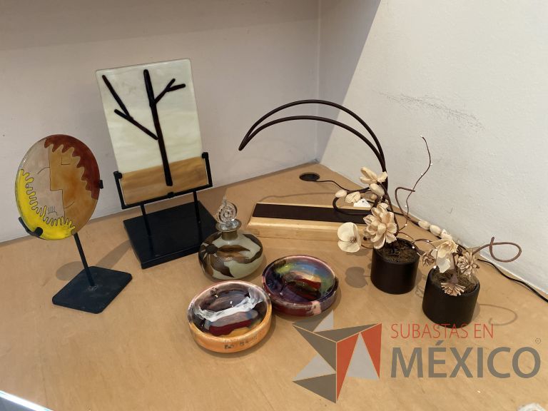 Lote 015 - Set con: 2 porta velas, 1 perfumero, 2 ceniceros, 2 macetas y 1 porta botellas - Imagen 7