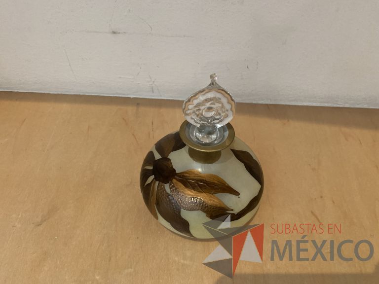 Lote 015 - Set con: 2 porta velas, 1 perfumero, 2 ceniceros, 2 macetas y 1 porta botellas - Imagen 13