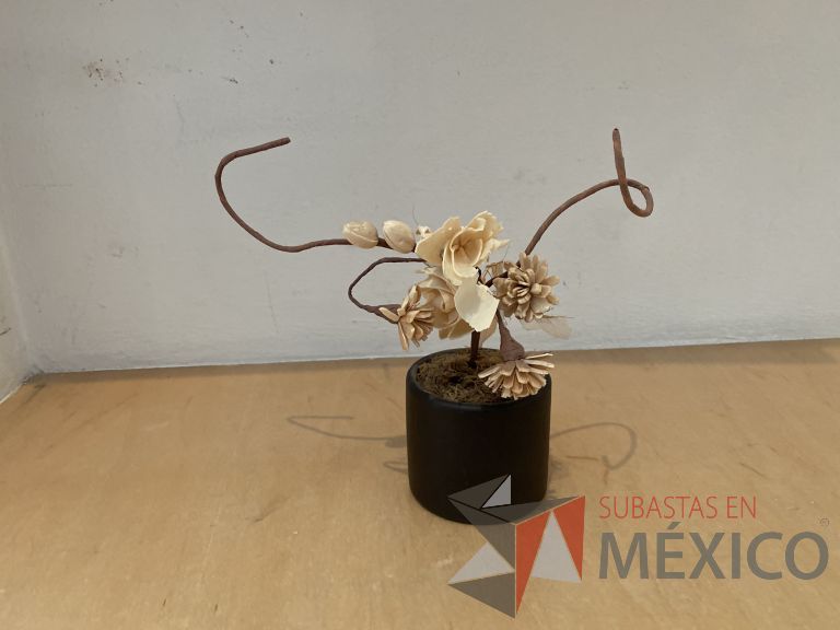 Lote 015 - Set con: 2 porta velas, 1 perfumero, 2 ceniceros, 2 macetas y 1 porta botellas - Imagen 4