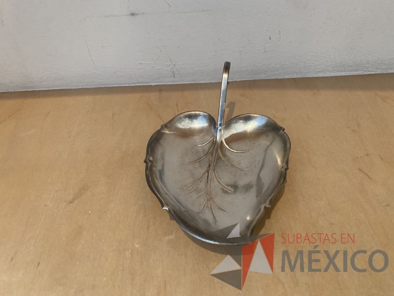Lote 034 - Set con: 1 Jarra, 1 plato en forma de hoja, 2 platos en forma de manzana y 1 charola metálica - Imagen 5