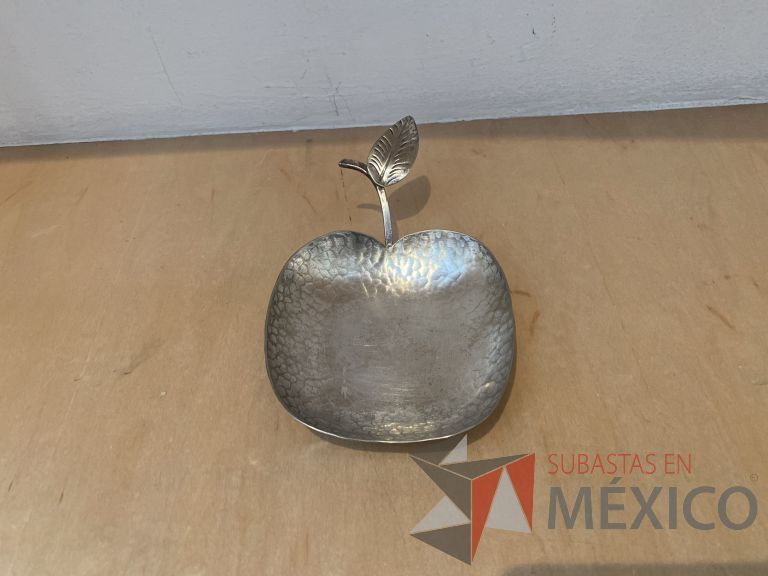 Lote 034 - Set con: 1 Jarra, 1 plato en forma de hoja, 2 platos en forma de manzana y 1 charola metálica - Imagen 6
