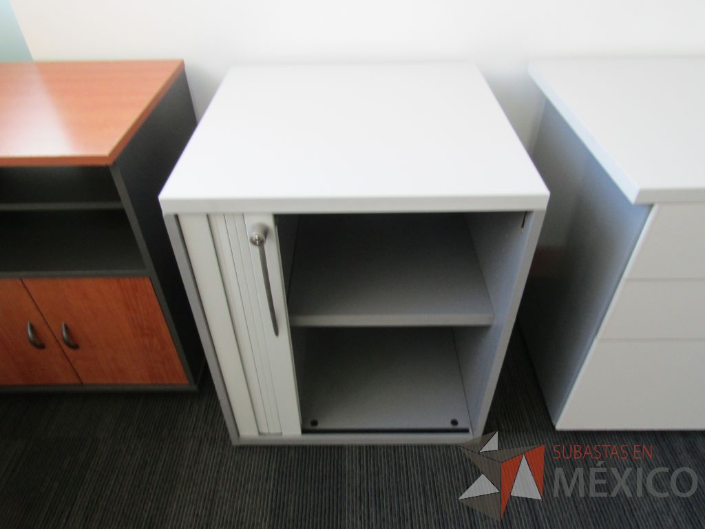 Lote 007 - 2 Gabinetes con 1 puerta corrediza y 1 entrepaño