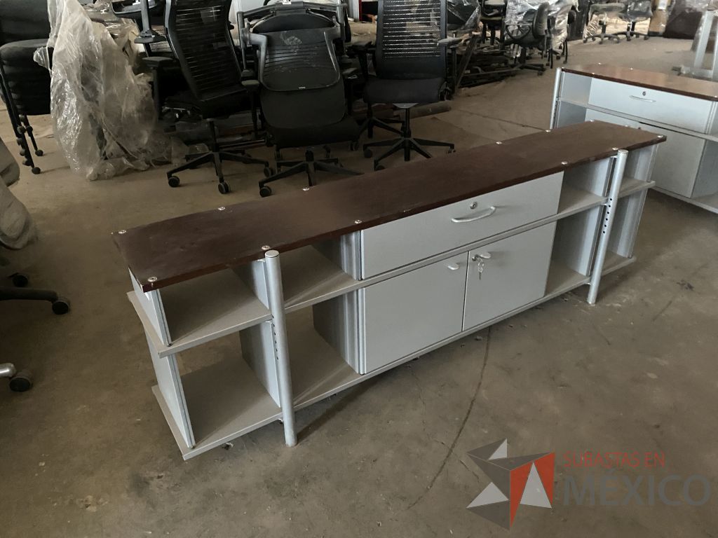 Lote 028 - 2 Credenzas metálicas con 2 puertas, 1 cajón y cubierta color blanco - Imagen 2