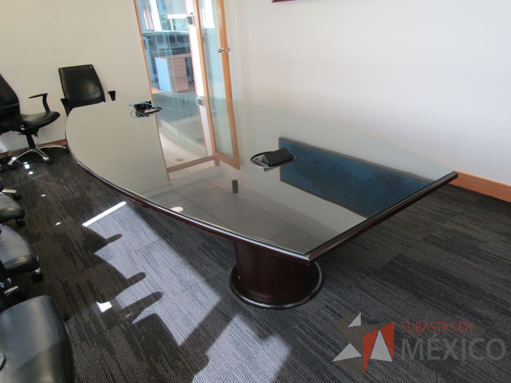 Lote 012 - Mesa de sala de juntas para 10 personas con vidrio y accesorios para conexión