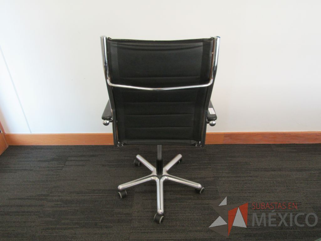 Lote 014 - Silla ejecutiva con ruedas, descansabrazos, asiento y respaldo de piel - Imagen 4