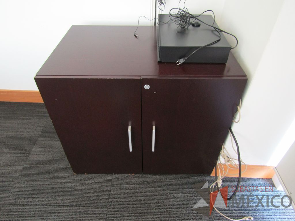 Lote 015 - Gabinete de 2 puertas y 1 entrepaño color vino