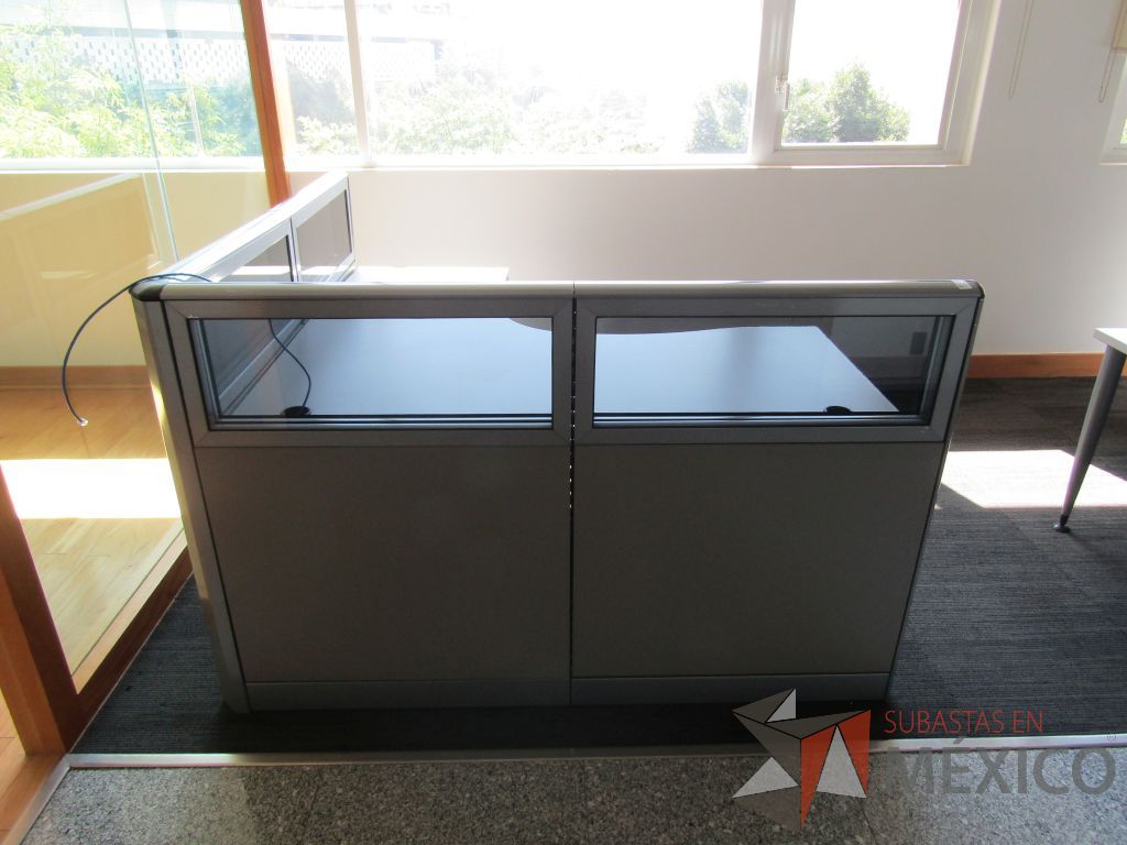 Lote 016 - Estación de trabajo lineal para 1 persona, mampara baja con vidrio y con archivero de pedestal de 3 cajones - Steelcase - Imagen 4