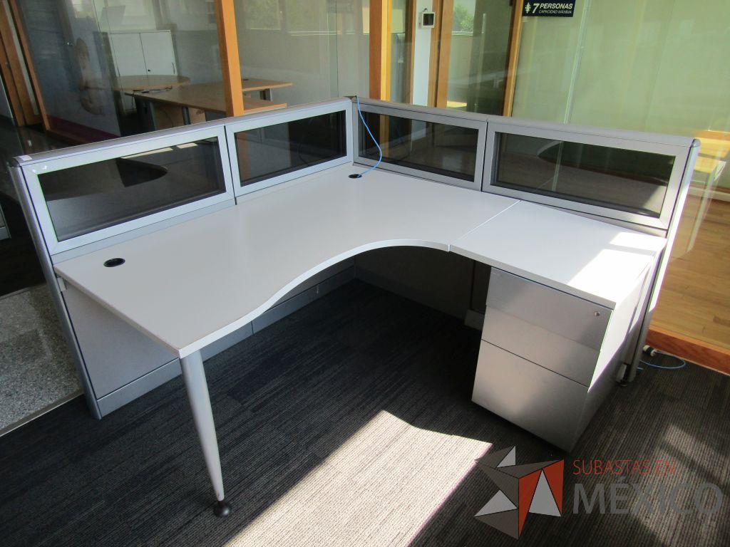Lote 016 - Estación de trabajo lineal para 1 persona, mampara baja con vidrio y con archivero de pedestal de 3 cajones - Steelcase