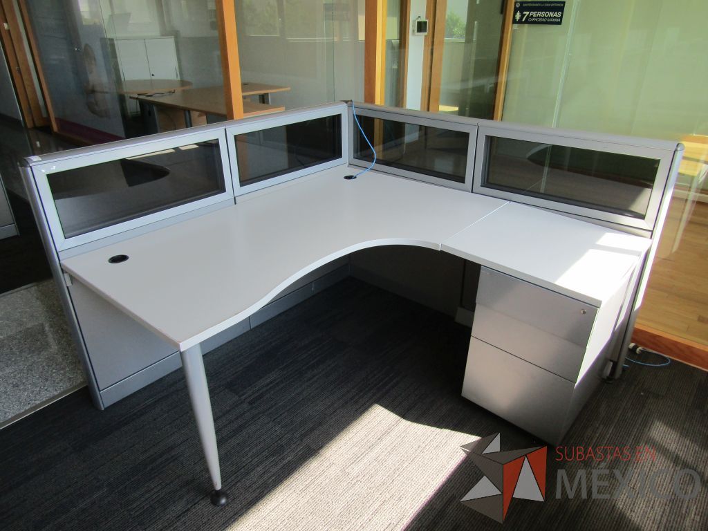 Lote 016 - Estación de trabajo lineal para 1 persona, mampara baja con vidrio y con archivero de pedestal de 3 cajones - Steelcase - Imagen 5
