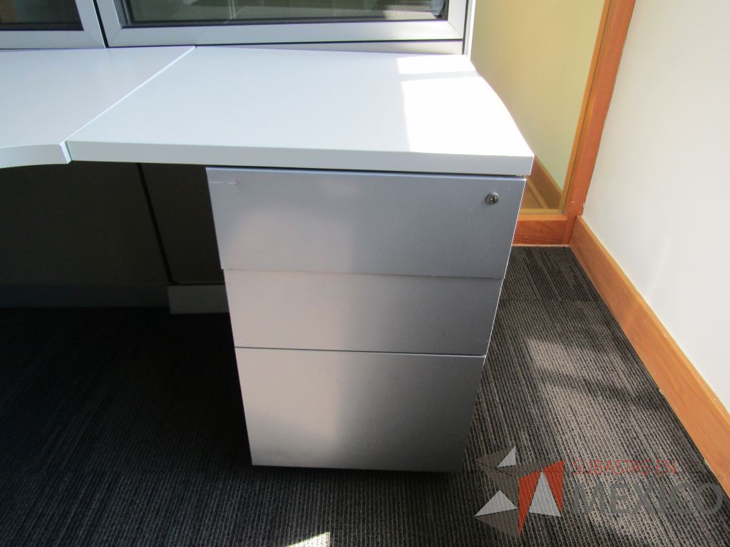 Lote 016 - Estación de trabajo lineal para 1 persona, mampara baja con vidrio y con archivero de pedestal de 3 cajones - Steelcase - Imagen 6