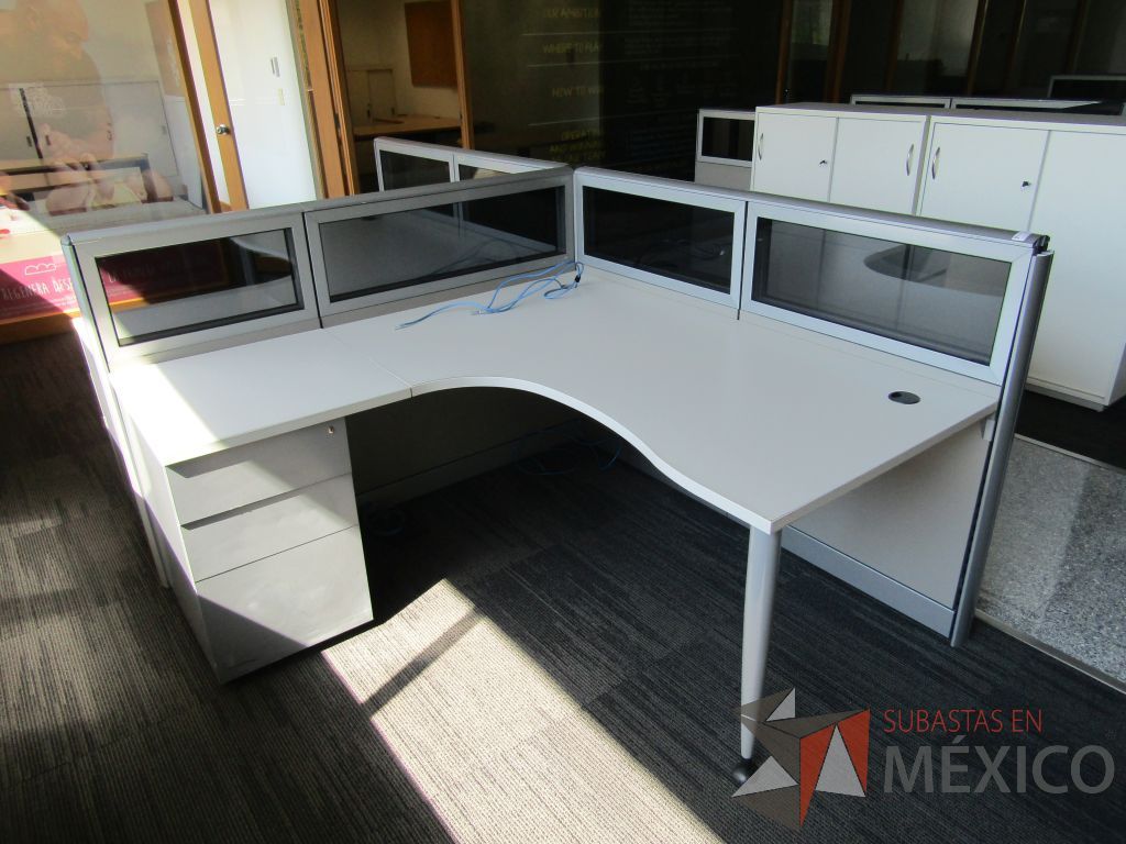Lote 019 - Estación de trabajo lineal para 2 personas, mampara baja con vidrio y con 2 archiveros de pedestal de 3 cajones - Steelcase - Imagen 2