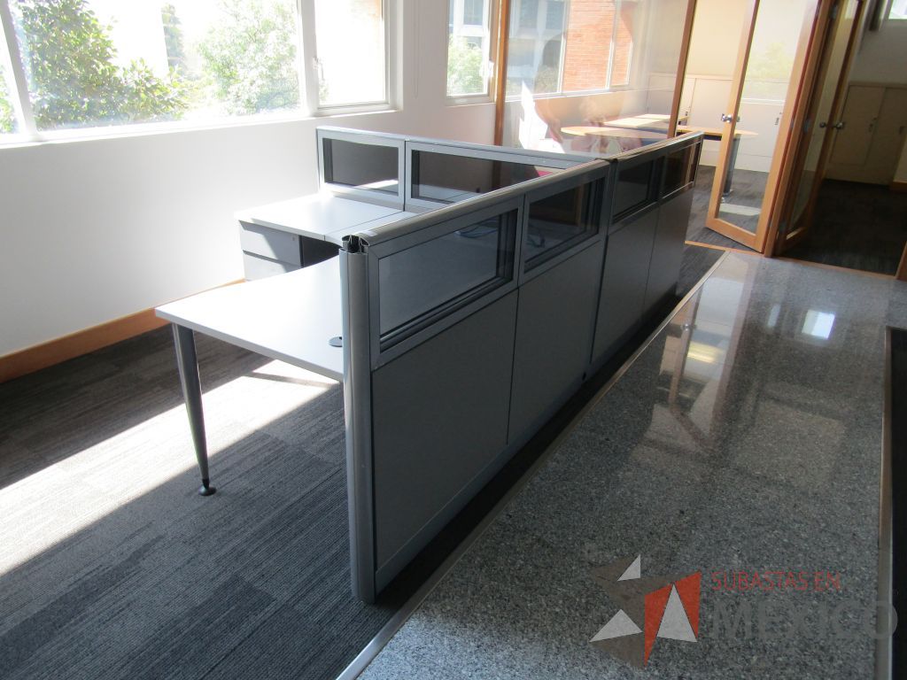 Lote 019 - Estación de trabajo lineal para 2 personas, mampara baja con vidrio y con 2 archiveros de pedestal de 3 cajones - Steelcase - Imagen 3