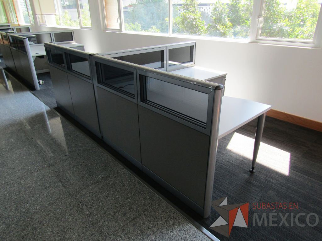 Lote 019 - Estación de trabajo lineal para 2 personas, mampara baja con vidrio y con 2 archiveros de pedestal de 3 cajones - Steelcase - Imagen 4