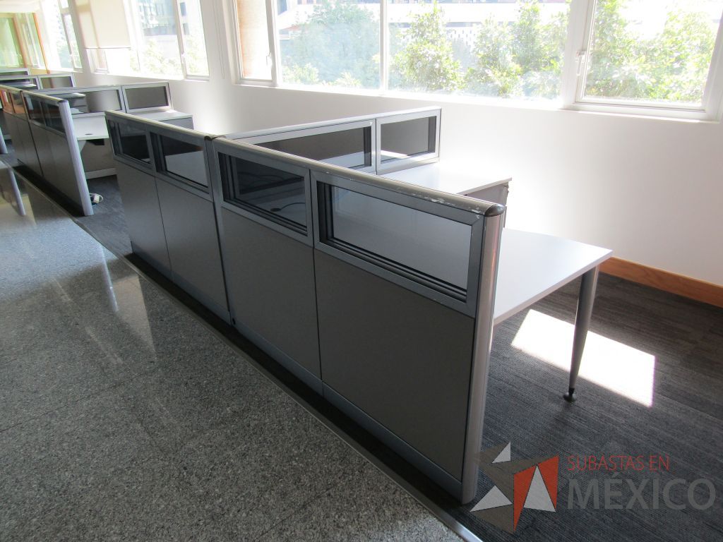 Lote 019 - Estación de trabajo lineal para 2 personas, mampara baja con vidrio y con 2 archiveros de pedestal de 3 cajones - Steelcase - Imagen 5