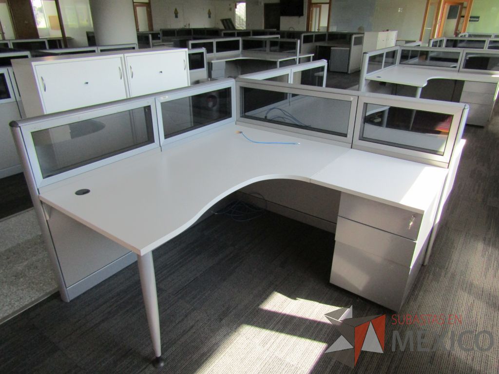 Lote 019 - Estación de trabajo lineal para 2 personas, mampara baja con vidrio y con 2 archiveros de pedestal de 3 cajones - Steelcase
