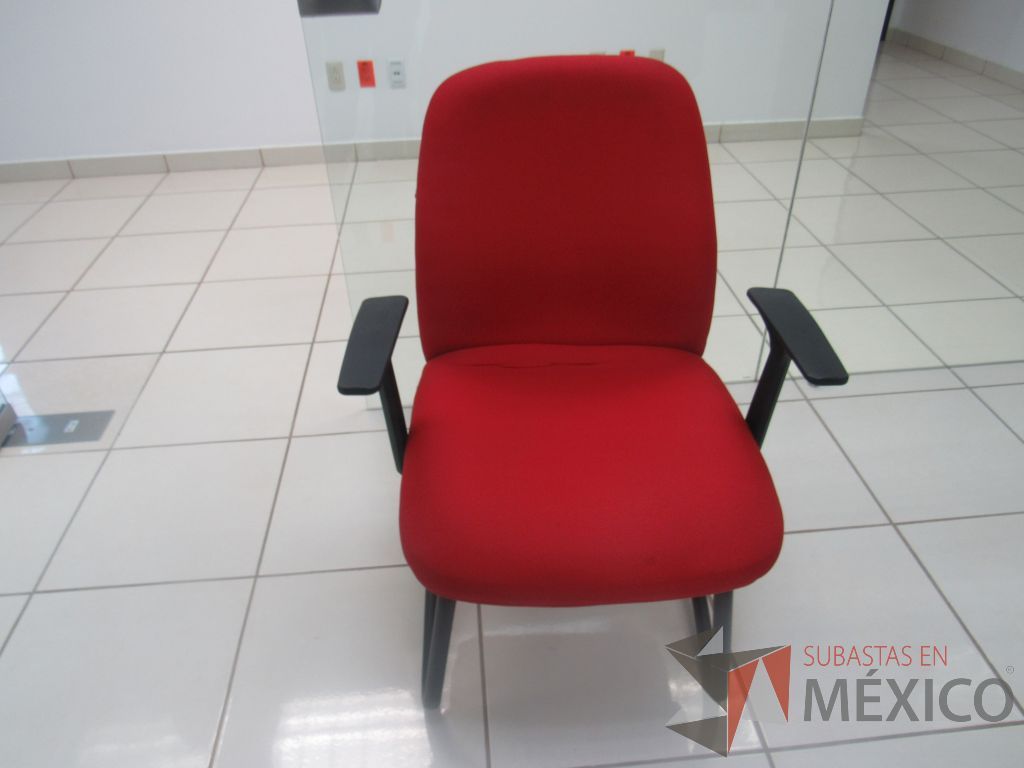 Lote 013 - Silla de visita tipo trineo con descansabrazos, asiento y respaldo en tela color rojo - Imagen 2