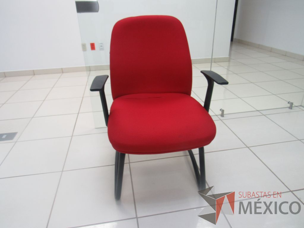 Lote 013 - Silla de visita tipo trineo con descansabrazos, asiento y respaldo en tela color rojo