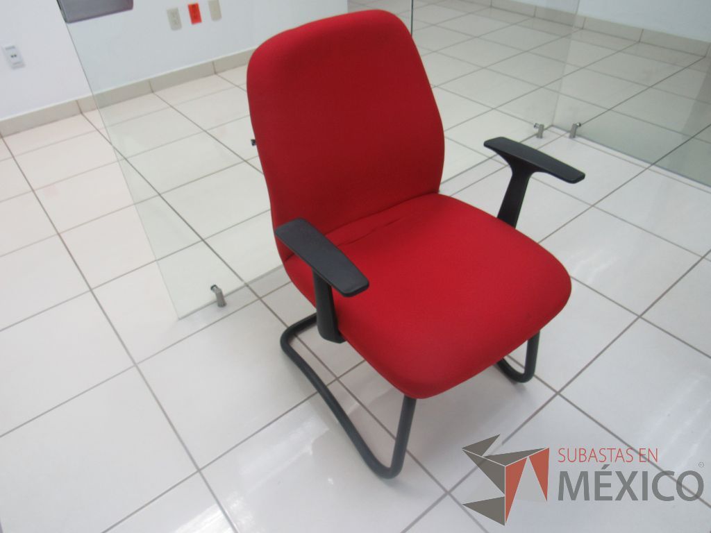Lote 013 - Silla de visita tipo trineo con descansabrazos, asiento y respaldo en tela color rojo - Imagen 3