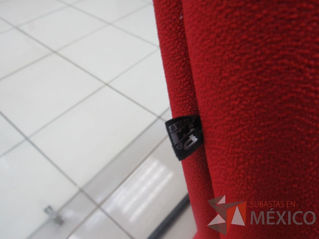 Lote 013 - Silla de visita tipo trineo con descansabrazos, asiento y respaldo en tela color rojo - Imagen 4