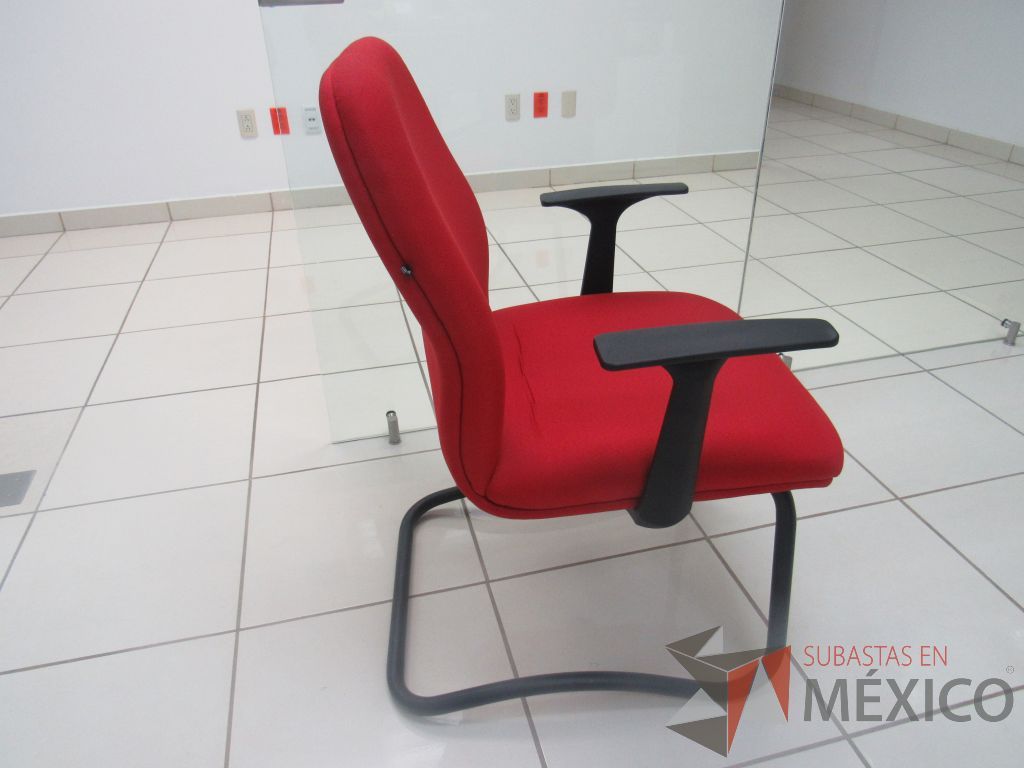 Lote 013 - Silla de visita tipo trineo con descansabrazos, asiento y respaldo en tela color rojo - Imagen 5