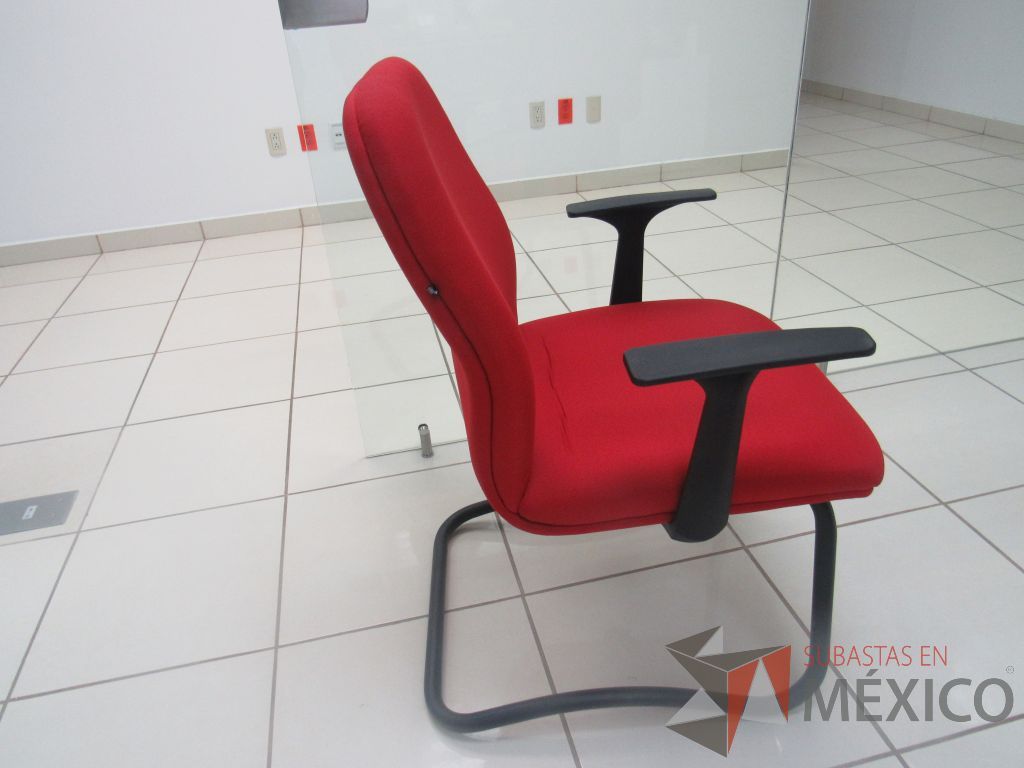 Lote 013 - Silla de visita tipo trineo con descansabrazos, asiento y respaldo en tela color rojo - Imagen 6