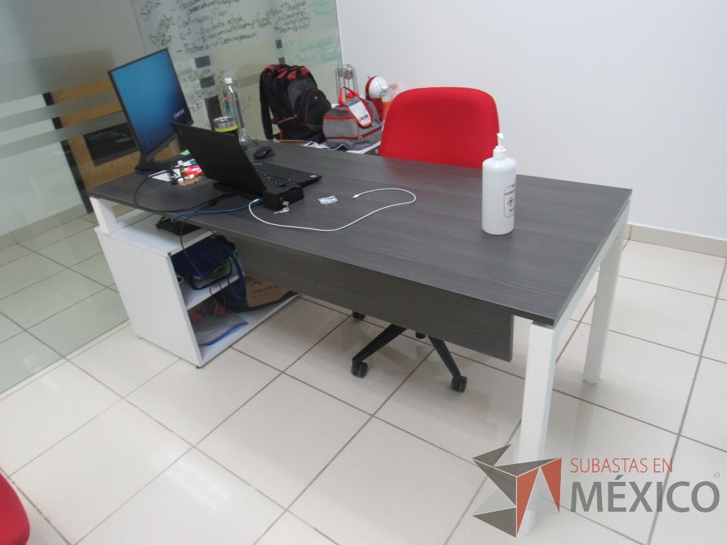 Lote 014 - Escritorio recargado sobre Credenza de 2 puertas, 1 entrepaño y cubierta color café