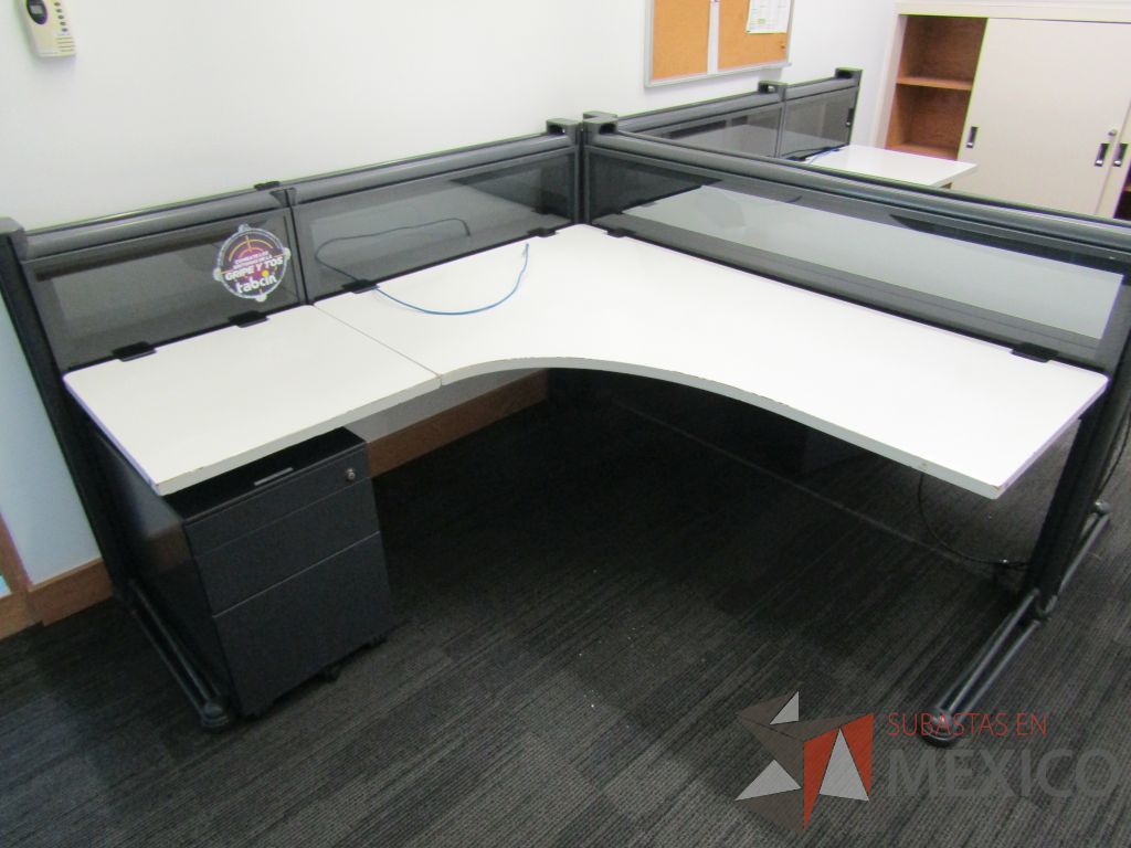 Lote 026 - Estación de trabajo lineal para 2 personas, mampara baja con vidrio y con 2 archiveros de pedestal de 3 cajones - Imagen 7