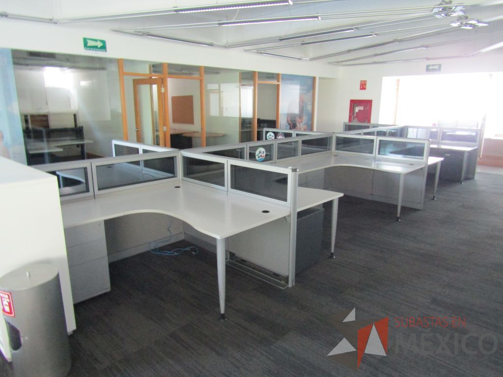 Lote 040 - Estación de trabajo para 10 personas, mampara baja con vidrio, con 10 archiveros de pedestal de 3 cajones - Steelcase - Imagen 2