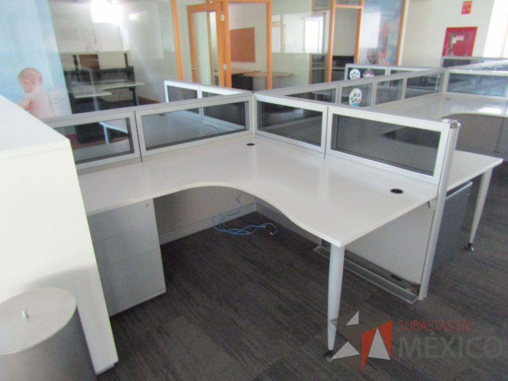Lote 040 - Estación de trabajo para 10 personas, mampara baja con vidrio, con 10 archiveros de pedestal de 3 cajones - Steelcase - Imagen 3