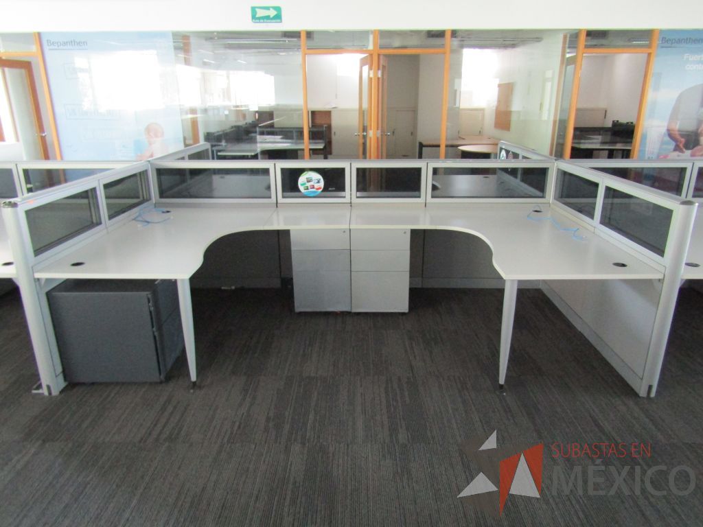 Lote 040 - Estación de trabajo para 10 personas, mampara baja con vidrio, con 10 archiveros de pedestal de 3 cajones - Steelcase - Imagen 4