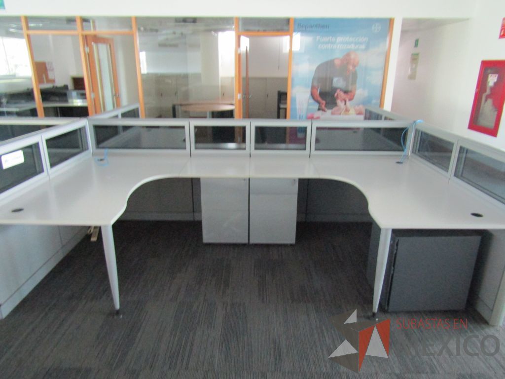 Lote 040 - Estación de trabajo para 10 personas, mampara baja con vidrio, con 10 archiveros de pedestal de 3 cajones - Steelcase - Imagen 5