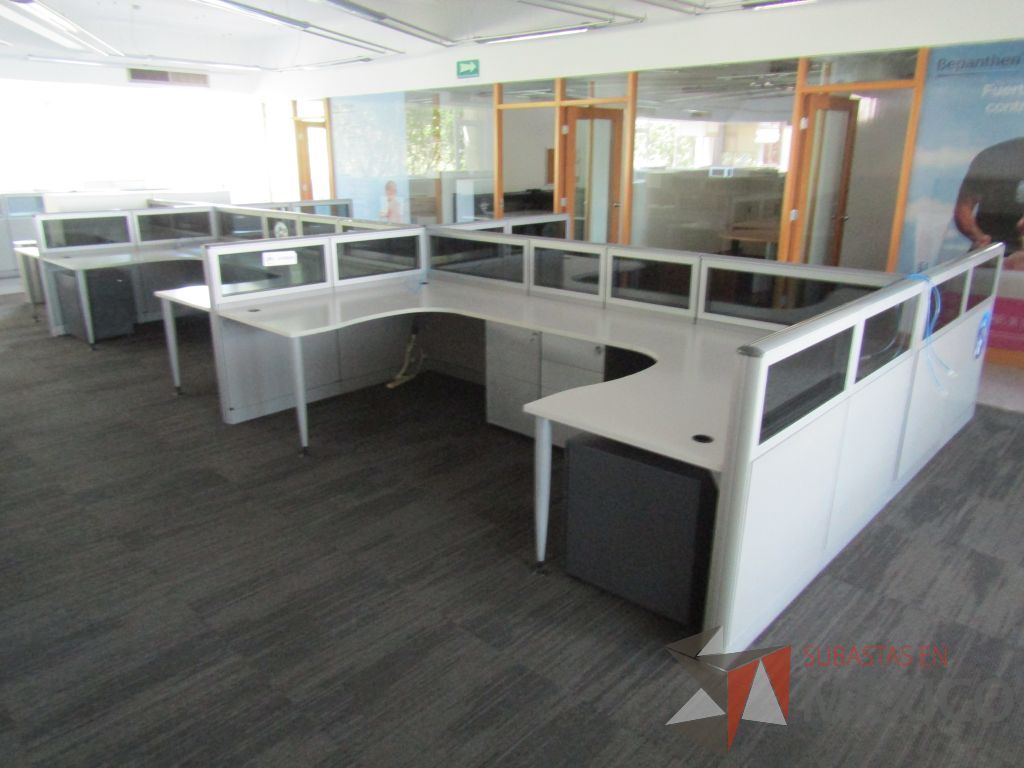 Lote 040 - Estación de trabajo para 10 personas, mampara baja con vidrio, con 10 archiveros de pedestal de 3 cajones - Steelcase - Imagen 6