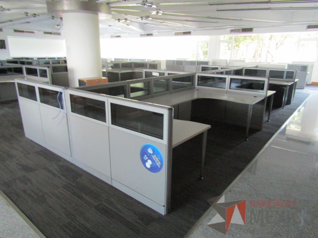 Lote 040 - Estación de trabajo para 10 personas, mampara baja con vidrio, con 10 archiveros de pedestal de 3 cajones - Steelcase - Imagen 8