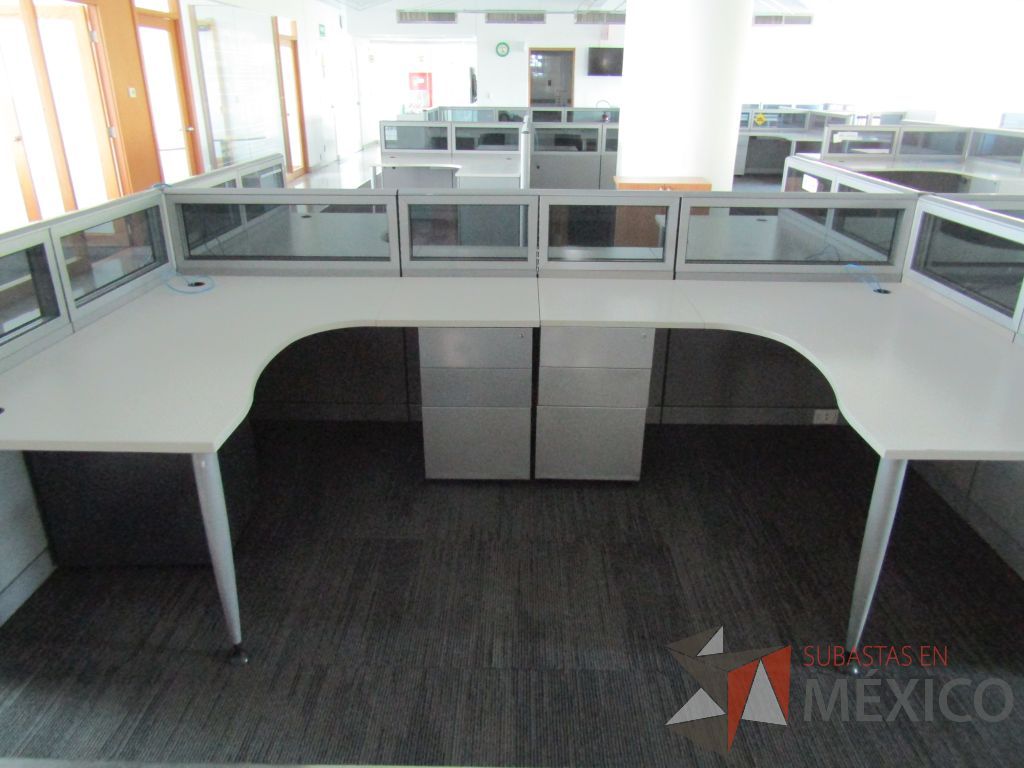 Lote 040 - Estación de trabajo para 10 personas, mampara baja con vidrio, con 10 archiveros de pedestal de 3 cajones - Steelcase - Imagen 9